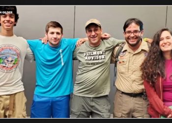 Jewish scouts perform CPR and save man experiencing cardiac arrest on flight to LaGuardia Airport